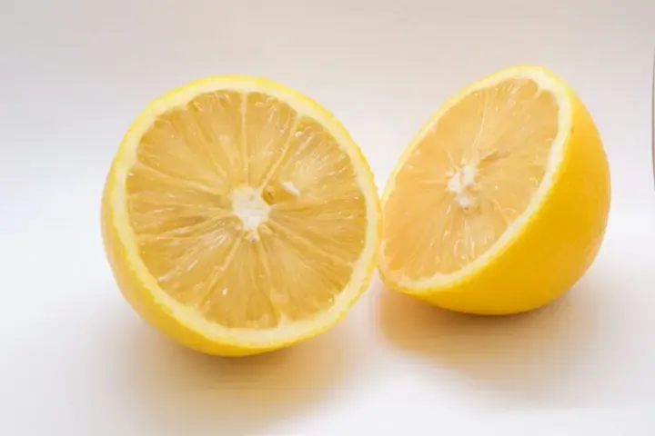Yarım kesilmiş limonlar