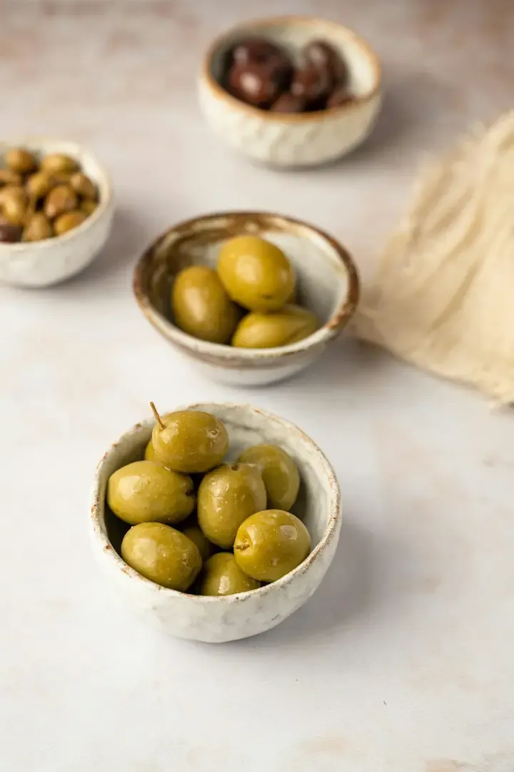 Küçük kaselerde yeşil zeytin